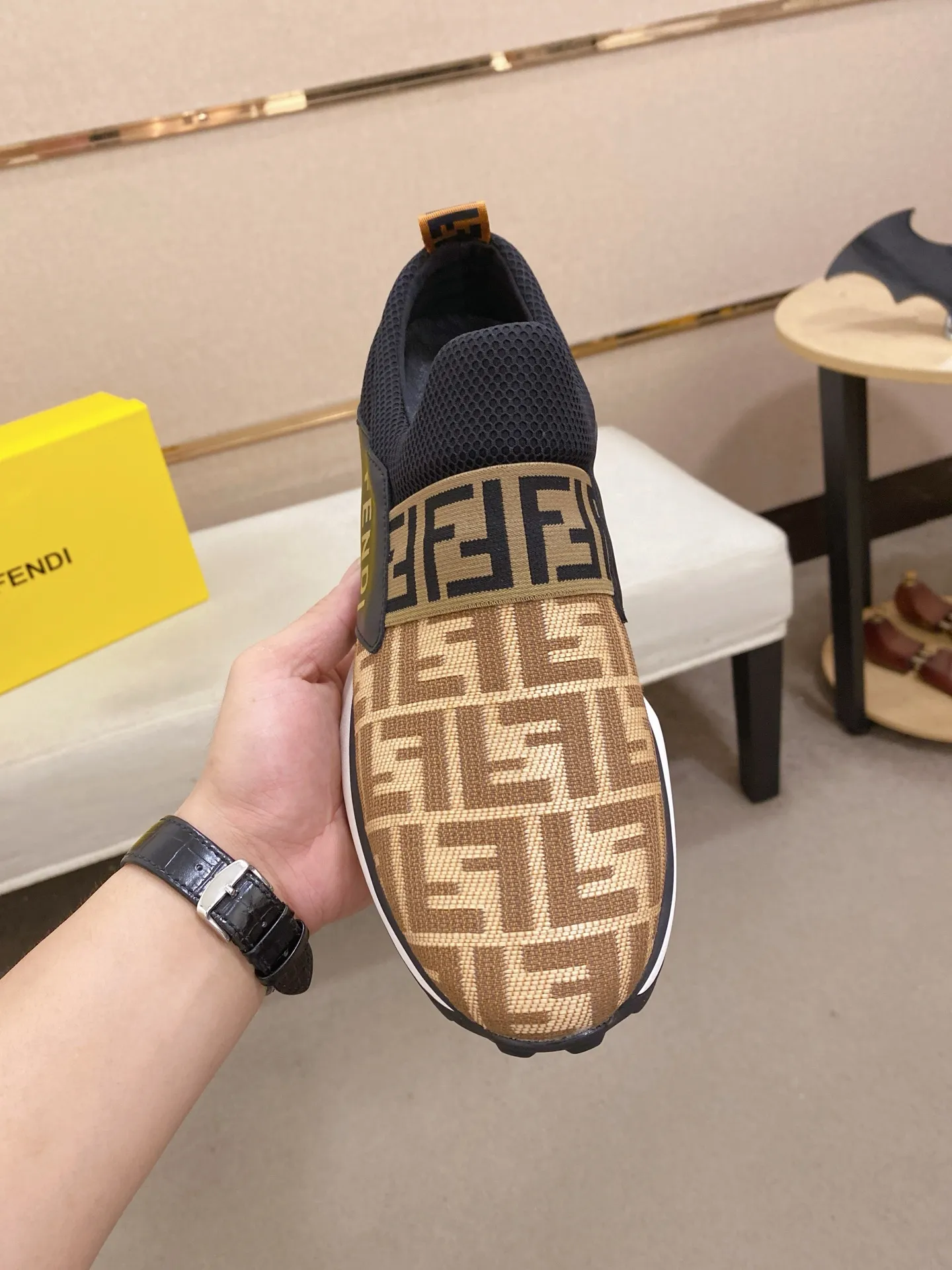 Men's shoes 💰 462💰 (FENDI) New style 👊🏻 upper 🇮🇹 imported cowhide fabric 🇩🇪 lining imported sheepskin lining. The original outsole is molded to highlight the identity of every man, and the upper foot is stable and stable🚶🏻🚶🏻The high-end custom counters reproduce the original version📯No matter the wind or rain, the shoe last remains unchanged and can withstand the verification of time🔍️,🔵 Size: 38-44 (45 is custom-made and cannot be returned or exchanged
